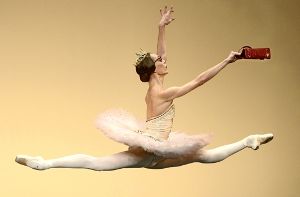Ballerina mit ulkiger Liebe zur Handtasche: Anna Osadcenko in „Le Grand Pas de deux“ Foto: Stuttgarter Ballett