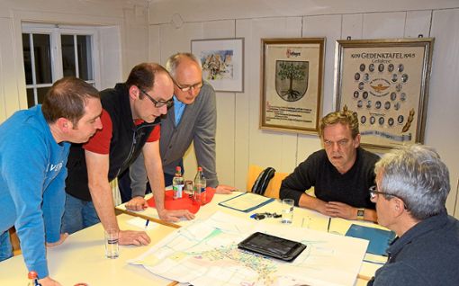 Am Ortsplan orientierten sich die Ratsmitglieder wo in Biesingen ein neues Baugebiet entstehen wird. Foto: Kaletta  Foto: Kaletta Foto: Schwarzwälder Bote