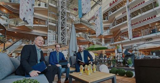 Die Geschäftsführung von Möbel Rogg gibt sich kämpferisch (von links): Ekkehard Gulde, Julian Rogg und Alexander Ast. Foto: Engelhardt