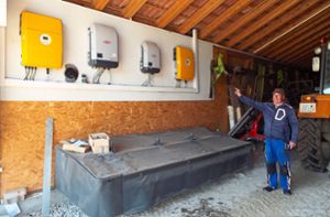 Der Geislinger Solarbauer Anton Brobeil hat allein mit seiner Anlage auf dem Geräteschuppen gegenüber dem Herrgottshäusle seit 2014 rund 330 Megawattstunden Strom emissionsfrei erzeugt. Foto: Schnurr