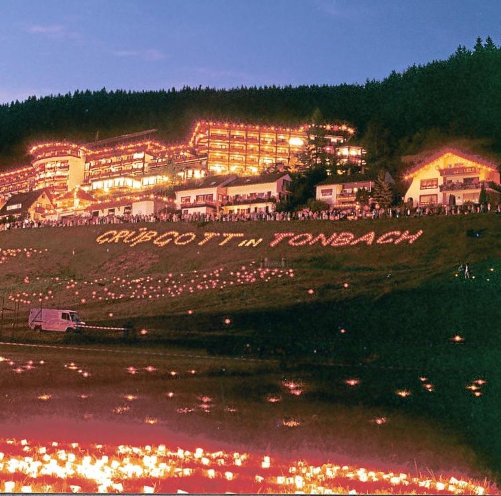 40.000 farbenfrohe Leuchtbecher verwandelten das Tonbachtal in ein wahres Lichtermeer.