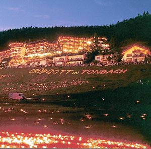 40.000 farbenfrohe Leuchtbecher verwandelten das Tonbachtal in ein wahres Lichtermeer. Foto: Sannert