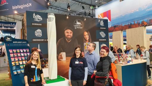 Der Lego-Testturm steht: Simone Strasser und Irmgard Schumacher (von links), hier mit Besuchern, freuen sich über die gelungene Rettungsaktion zum Auftakt der Touristikmesse CMT in Stuttgart. Foto: Otto