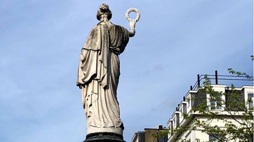Die Statue auf dem Place Rouppe in Brüssel hält nach der Reparatur den Lorbeerkranz falsch in der Hand. Foto: Knut Krohn