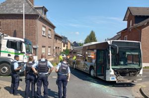 In dem Schulbus wurden neun Kinder und ein Lehrer verletzt. Foto: dpa/Marius Fuhrmann
