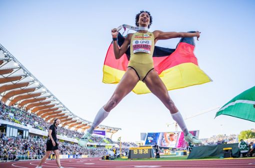 Malaika Mihambo macht Luftsprünge vor Glück: Die Heidelbergerin ist wieder Weltmeisterin im Weitsprung. Foto: dpa/Michael Kappeler