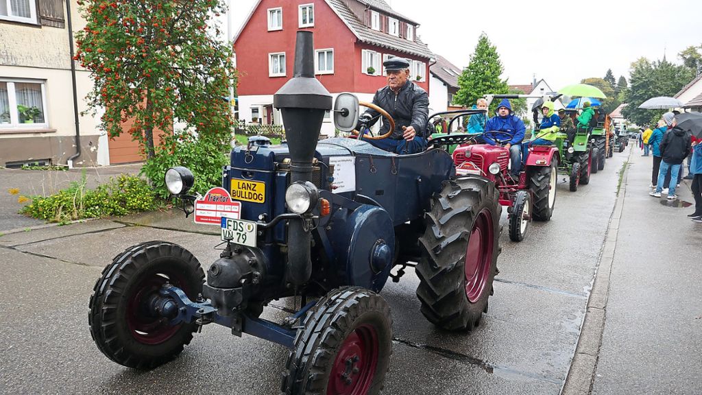 Der älteste Traktor, den die Besucher in Dietersweiler bestaunen konnten,  war der Lanz Glühkopfbulldog Baujahr 1936 von Karl Mayer aus Bösingen.   Foto: Günther