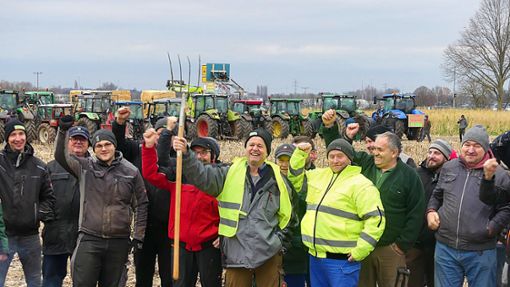 Zahlreiche Landwirte um den Lahrer BLHV-Chef Klaus Dorner (Mitte mit Heugabel) protestierten am Montag am Sulzer Kreuz gegen die Agrarpolitik der Regierung. Foto: Köhler