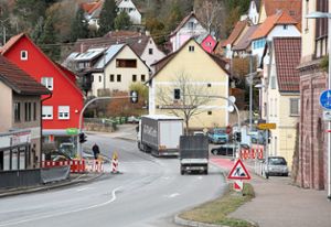 Mit einer Geschwindigkeitsbegrenzung könnte der Verkehrslärm in der Ortsdurchfahrt Ebhausen verringert werden.    Foto: Priestersbach Foto: Schwarzwälder Bote