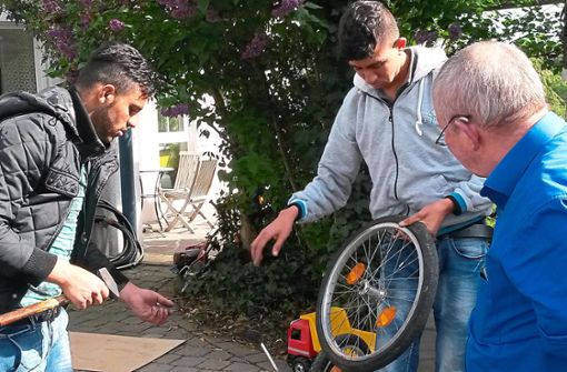 Einheimische und Flüchtlinge richteten in Gechingen im Sommer 2015 gemeinsam Fahrräder her. Die Radwerkstatt war von Anfang an ein beliebtes Angebot und existiert bis heute. Foto: Blum