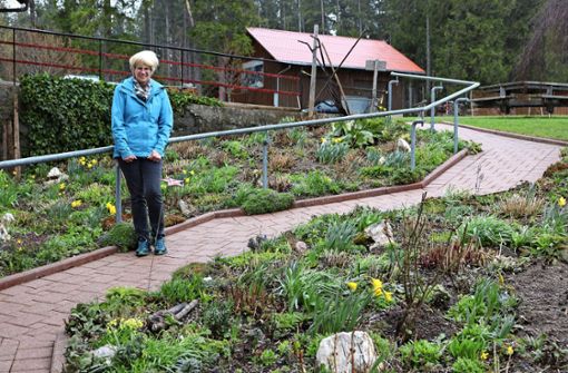 Manuela Hummel hat nicht nur den grünen Daumen, sondern auch viel Kreativität, die in ihrem wunderschönen Bauerngarten zu finden ist. Foto: Gerold Bächle