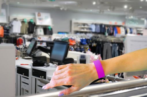 Die Ausgabe von farbigen Armbändern als 2G-Nachweis zum Einkaufen in den Geschäften in Villingen-Schwenningen plant der Gewerbeverband Oberzentrum. Foto: © Kaspars Grinvalds – stock.adobe.com/pixabay