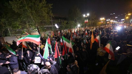 Iranische Demonstranten vor der britischen Botschaft in Teheran am Sonntag. Foto: AFP/ATTA KENARE