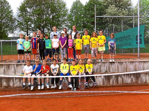 Junge Tennistalente: Die Grundschulen aus Balingen, Frommern und Bisingen traten im Rahmen des Wettbewerbes Jugend trainiert für Olympia auf den Tennisplätzen in Haigerloch zum Kleinfeldturnier an.  Foto: Schwabenthan. Foto: Schwarzwälder-Bote