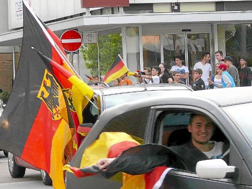 Nach dem Spiel gegen Portugal hat die Polizei ein waches Auge. Diese Mitfahrer müssen aus Sicherheitsgründen von der Pritsche steigen. Foto: Vaas