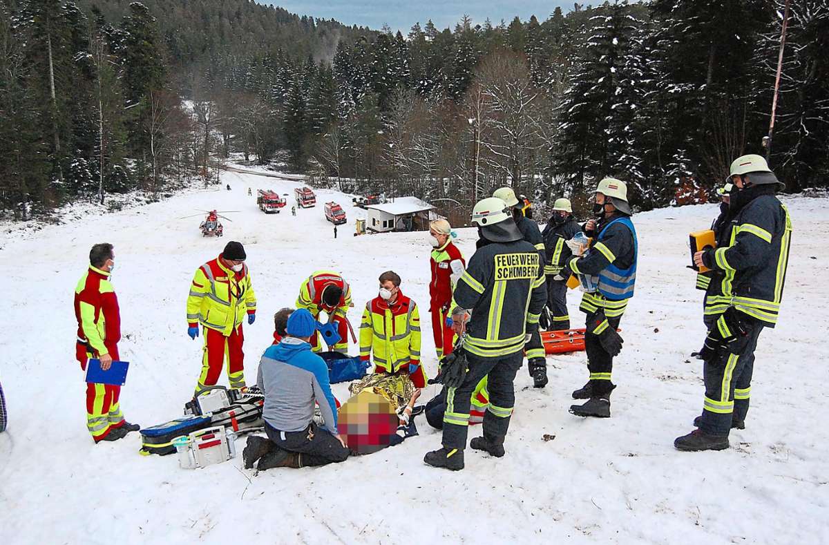 Die Freiwillige Feuerwehr in Schömberg hat viele Einsatzgebiete. Im Dezember 2020 mussten sie auf dem Skihang einen verunglückten Schlittenfahrer bergen. Foto: Zillinger
