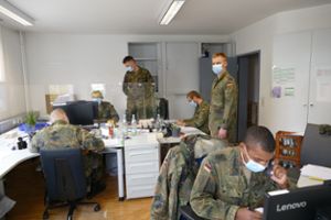 Soldaten der Bundeswehr helfen im Gesundheitsamt bei der Kontaktaufnahme zu Kontaktpersonen von gemeldeten Infizierten. Foto: Corinne Otto