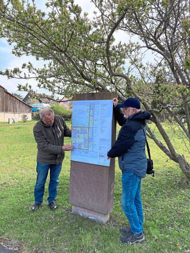Landschaftsarchitekt Stefan Fromm (links) erläutert die Planungen, rechts Ortschaftsrat Claus Adam.Foto: Ortsverwaltung Foto: Schwarzwälder Bote