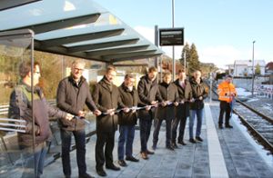 Die Verwantwortlichen von Land, Stadt, SWEG und Baufirmen eröffnen den Bahnsteig in Schlatt. Foto: Huger