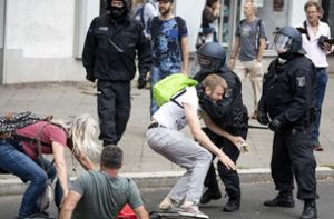 Die Polizei in Berlin geht mit Härte gegen unangemeldete Demos von Querdenkern vor. Die überrennen die Beamten immer wieder. Foto: dpa/Fabian Sommer