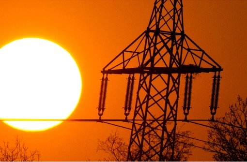 Stromleitung im Sonnenuntergang – Wie sicher ist in Zukunft die Versorgung? Foto: dpa