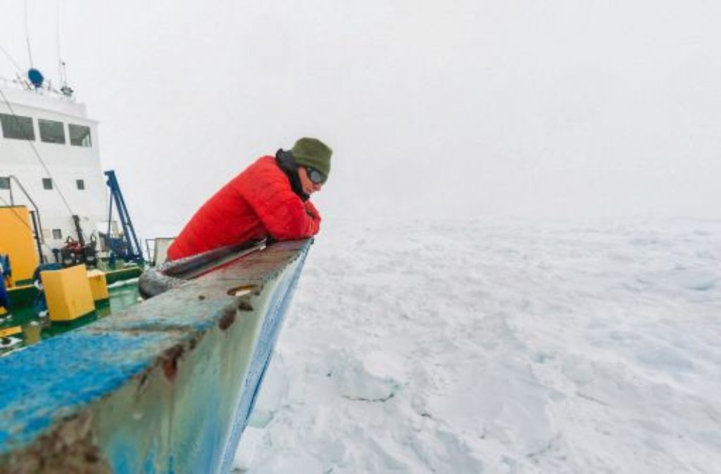 Die im Eis in der Antarktis festsitzende „MV Akademik Shokakskiy“ soll per Hubschrauber befreit werden. Noch sei das Wetter in der Region aber zu schlecht. Ein erster Flug finde voraussichtlich am Mittwoch statt.  Foto: dpa