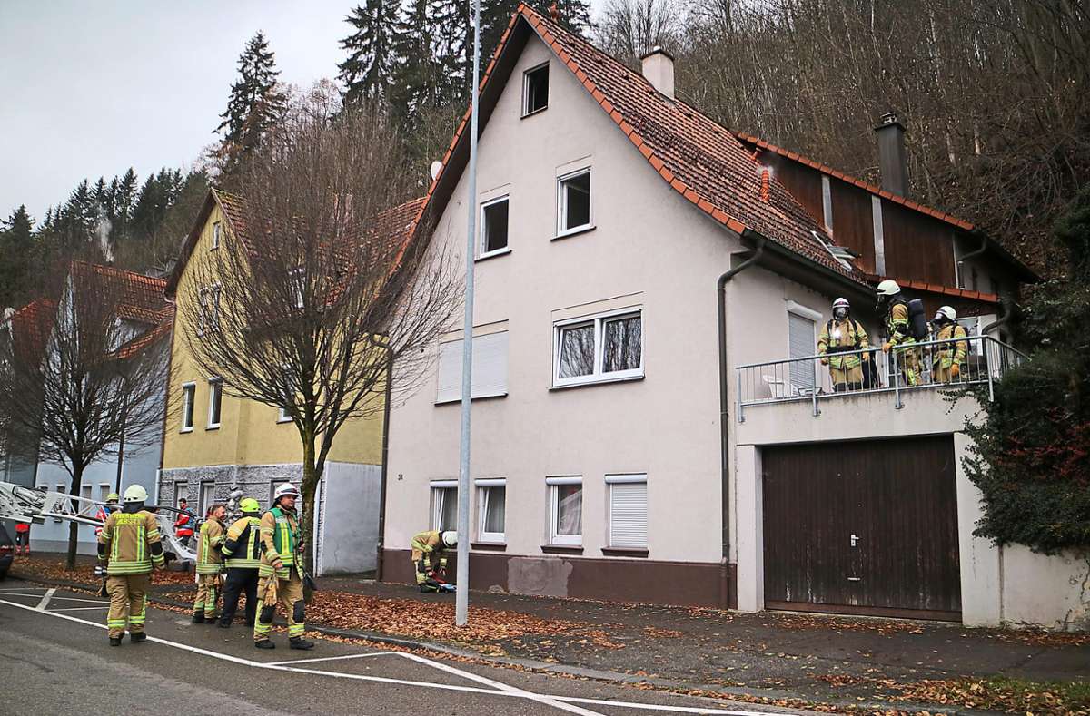Nachdem der Brand gelöscht war belüfteten die Feuerwehrleute alle drei Wohnungen im Haus. Foto: Marschal