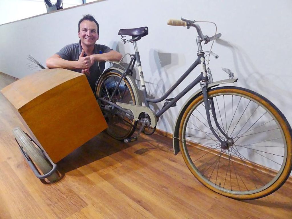 Manuel Kaletta mit einem Union-Star-Damenrad, die Frontlampe (ehemals Schiele-Fabrikat) wurde bereits vermessen um einen neuen Lieferant nahe am Original-Design zu finden.