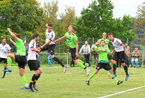 Kampf war Trumpf beim Spiel zwischen den Sportfreunden Gechingen (weiße Trikots) und dem GSV Maichingen.  Foto: Kraushaar Foto: Schwarzwälder-Bote