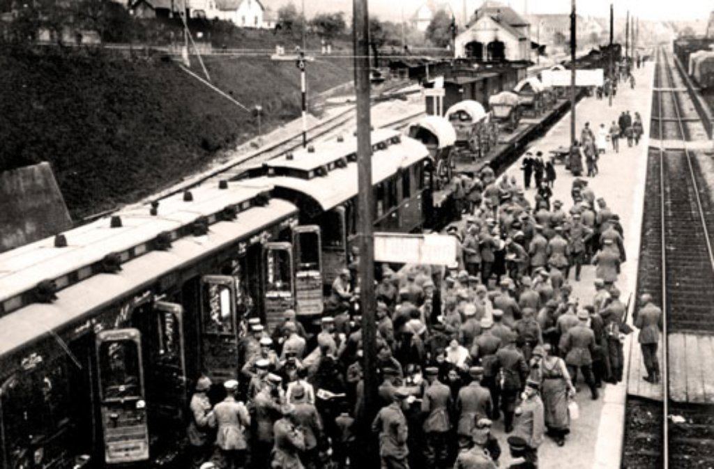 Auf dem Weg an die Front: Soldaten besteigen im August 1914 einen Zug am Balinger Bahnhof.