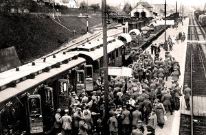 Auf dem Weg an die Front: Soldaten besteigen im August 1914 einen Zug am Balinger Bahnhof. Foto: Stadtarchiv / Montage: Hertkorn