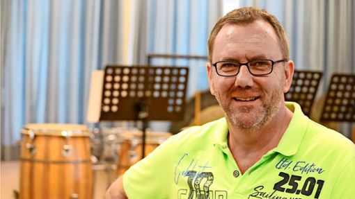 Wolfgang Wössner ist seit 30 Jahren Stadtmusikdirektor. Dafür erhielt er gerade den „Goldenen Taktstock“. Foto: Birgit Heinig