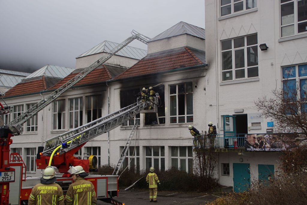 Beim Brand in einem Fitnessstudio in Ebingen ist am 1. Weihnachtsfeiertag ein Mann ums Leben gekommen. Sieben weitere Personen wurden bei dem Feuer verletzt. Der Brand brach in einer Sauna aus. Zum Artikel