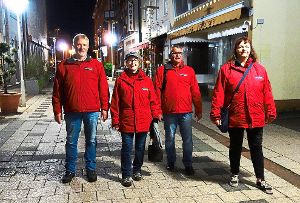 Eine Nachtwanderer-Gruppe  zusammen mit Organisator Ralf Kuhnle (Zweiter von rechts) in der Wilhelmstraße. Fotos: Schabert Foto: Schwarzwälder-Bote