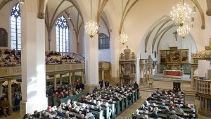 Die Deutschen sind religiös – aber immer weniger kirchlich