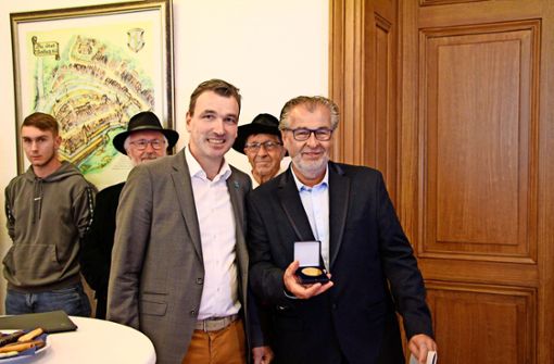 Als Zeichen der freundschaftlichen Wertschätzung überreichte Bürgermeister Thomas Geppert (rechts) die Ehrenmedaille der Stadt an Cavalaires Bürgermeister Foto: Springmann