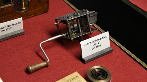 Schon früh produziert wurden Grammophonantriebe, wie eine Sonderausstellung im Phonomuseum informiert. Foto: Stephan Hübner