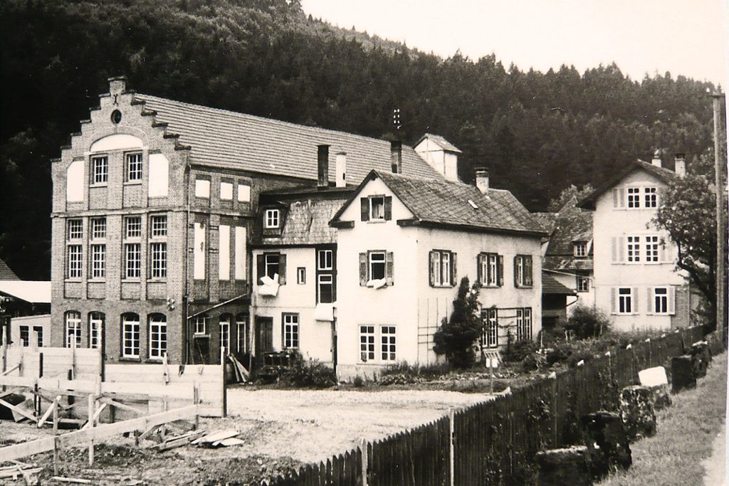Alte Fotografien geben Einblicke in die wechselvolle Geschichte der Calwer Deckenfabrik in Iselshausen. Fotos: Archiv