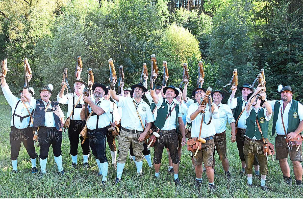 Mit Böllerschüssen wurde das Erlaheimer Schützenfest eröffnet. Foto: Schreiber