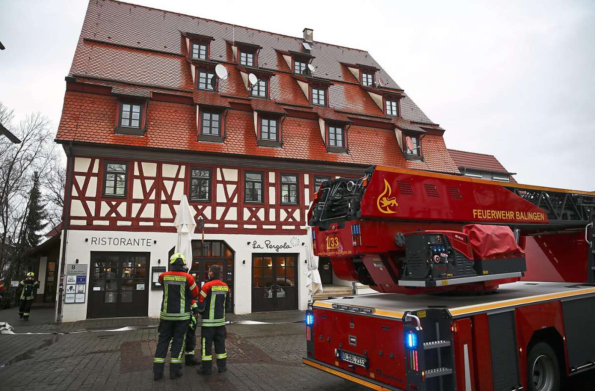 Das Drehleiter-Fahrzeug der Feuerwehr steht vor dem La Pergola. In der Küche des Restaurants kam es am Dienstag zu einem Schmorbrand. Foto: Maier