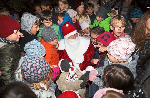 Der Nikolaus besuchte am Wochenende den Emminger Weihnachtsmarkt – wo er von zahlreichen Kindern erwartet wurde. Foto: Priestersbach