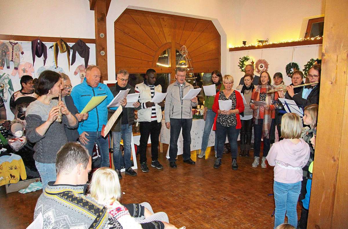 Im Bürgerhaus sang ein Chor mit Querflötenbegleitung Weihnachtslieder.