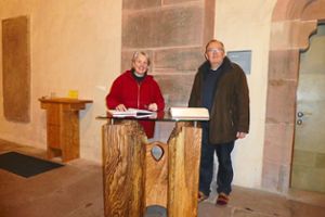 Kirchengemeinderätin Monika Kimmerle und Pfarrer Horst Schmelzle freuen sich über das neue Lesepult. Foto: Altendorf-Jehle Foto: Schwarzwälder Bote