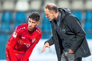 VfB-Coach Pellegrino Matarazzo erklärt  Atakan Karazor dessen Aufgaben in der wiedererstarkten Defensive. Foto: Inderlied