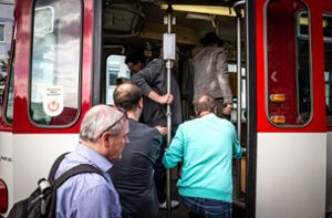 In Freiburg ist die Straßenbahn nach wie vor beliebt. Die Stadt hat deshalb mitten in der Pandemie den weiteren Ausbau ihres Straßenbahnnetzes beschlossen. Foto: Lichtgut/Julian Rettig