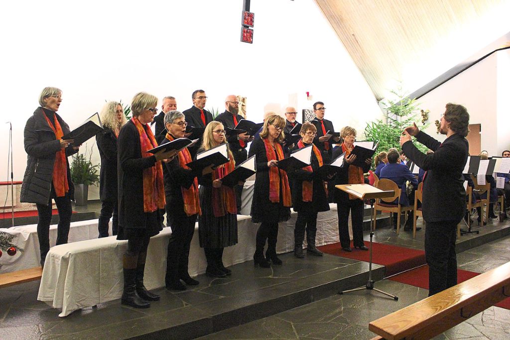 Beim Adventskonzert in Gauselfingen harmonierten Gesangverein und Musikverein gut miteinander.  Foto: Bender Foto: Schwarzwälder Bote
