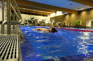 Schwimmtraining kann Leben retten. VHS und Turnverein Hechingen wollen nun gemeinsam Schwimmtrainer ausbilden. Foto: Stopper
