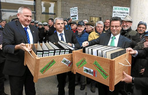 30.000 Unterschriften gegen den Nationalpark überreichten die Gegner dem CDU-Fraktionsvorsitzenden Peter Hauk (rechts) und weiteren Mitgliedern der CDU-Fraktion. Foto: Brauer