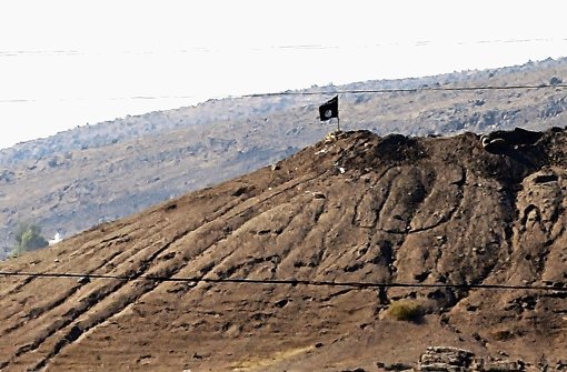 Die IS-Flagge weht am Rande der Kurdenstadt Kobane. Foto: dpa