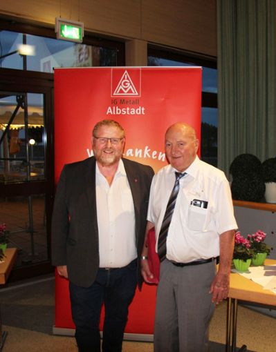 Nur eines der Mitglieder, das 65 Jahre dabei ist, konnte Michael Föst (links) persönlich ehren. Foto: Schwarzwälder Bote